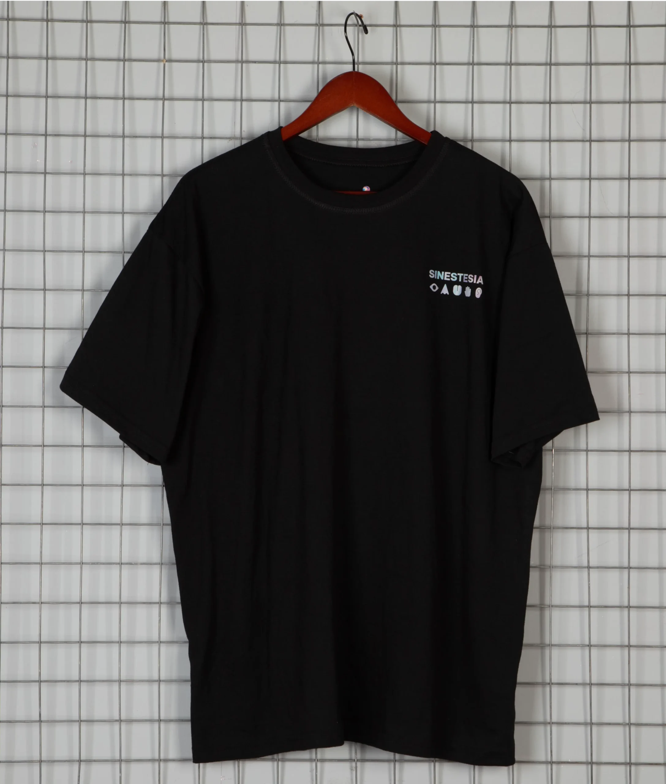 Remera Sinestesia Origen Básica Negra v1.0